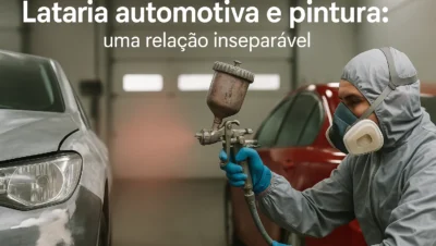 Profissional aplicando pintura automotiva com pistola em oficina limpa e bem iluminada, mostrando carro em reparo de lataria e pintura.