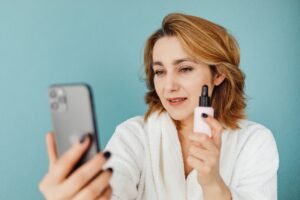 Tecnologia e mulheres: como a inovação digital transforma a rotina feminina